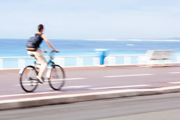 Skvělý způsob, jak obejít ve městě-pohybu rozmazaný cyklista bude — Stock fotografie