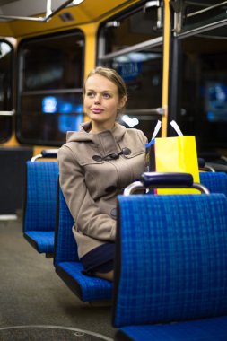 bir tramvay, güzel, genç bir kadın tramvay hattı