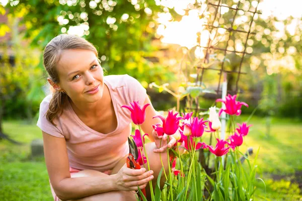 Jardineiro muito feminino cuidando de seu lindo jardim — Fotografia de Stock