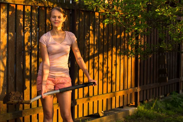Ganska kvinnlig trädgårdsmästare ta hand om hennes härliga trädgård — Stockfoto