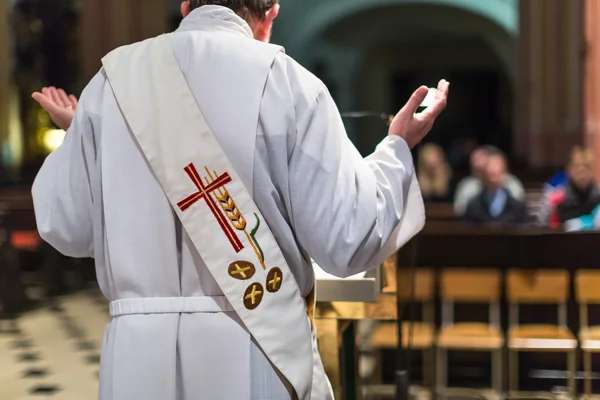 Bir tören sırasında kitle rahip — Stok fotoğraf