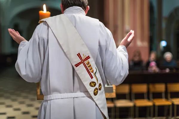 Sacerdote durante uma cerimônia, Missa — Fotografia de Stock