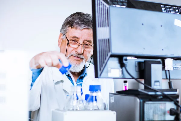 Senior männliche Forscher, die wissenschaftliche Forschung in einem Labor durchführen — Stockfoto