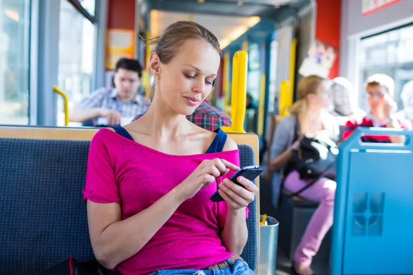 Pěkná, mladá žena na tramvaj, tramvajové — Stock fotografie