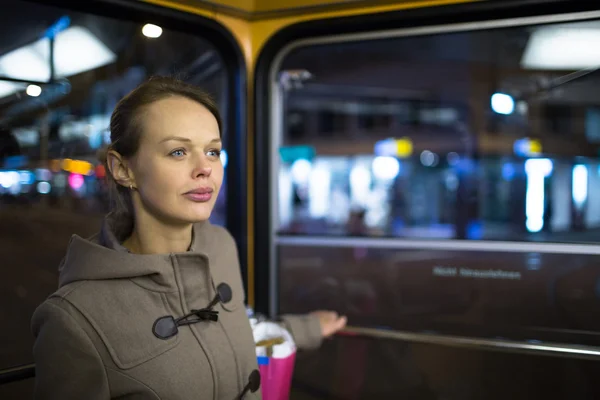 Vacker, ung kvinna på en streetcar, spårvägen — Stockfoto