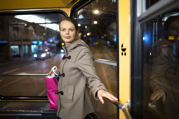 Mooie, jonge vrouw op een tram, tram — Stockfoto
