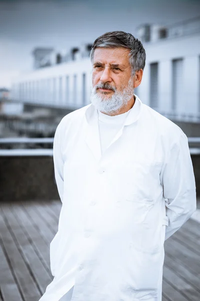 Renowned scientist,doctor standing on the roof of the research center — Stock Photo, Image