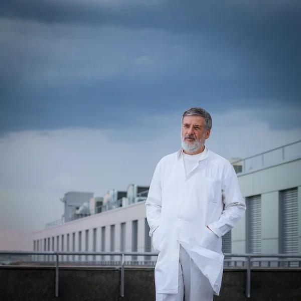 Renowned scientist,doctor standing on the roof of the research center — Stock Photo, Image