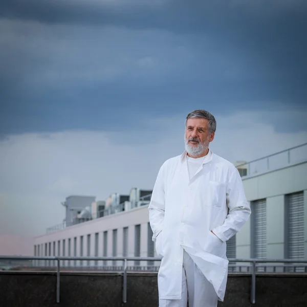 Científico de renombre, doctor de pie en el techo del centro de investigación — Foto de Stock