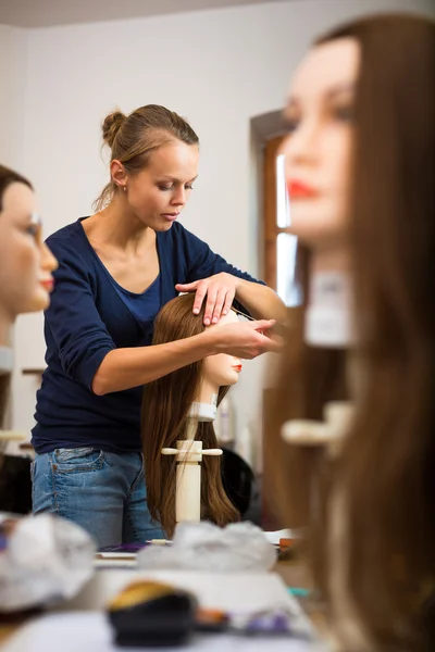 Jolie coiffeuse - apprentie coiffeuse — Photo