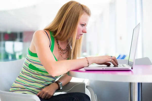 Pretty female college student working on her laptop computer — Stock Photo, Image