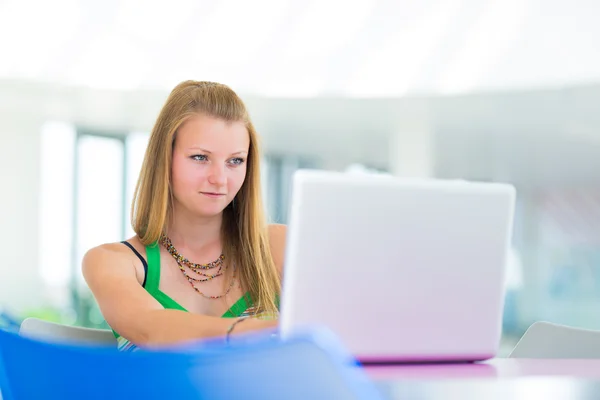 그녀의 노트북 컴퓨터에서 작업 하는 예쁜 여성 대학생 — 스톡 사진
