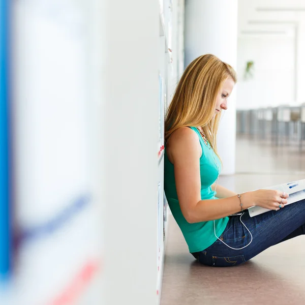 Estudiante universitario bastante joven en una biblioteca —  Fotos de Stock