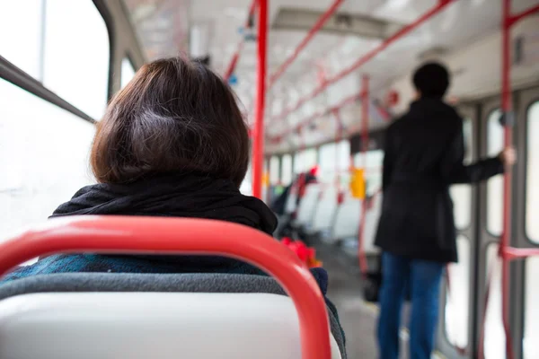 Seria transportu publicznego - biorąc tramwajem dojeżdżasz do pracy — Zdjęcie stockowe