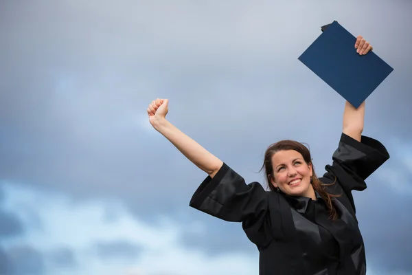 Mooie, jonge vrouw vreugdevol vieren haar afstuderen — Stockfoto