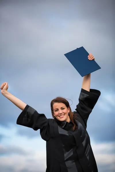 Красивая, молодая женщина радостно празднует свой выпускной — стоковое фото