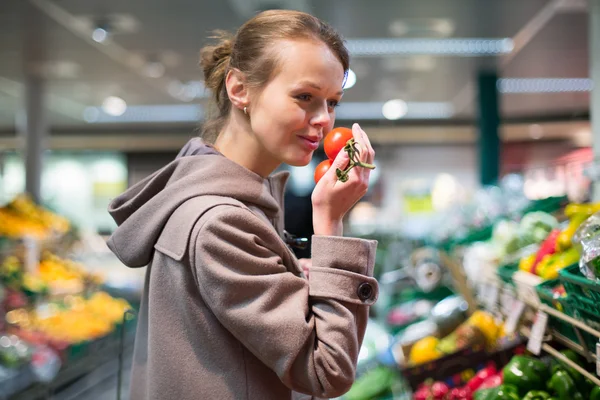 Bonita, jovem mulher comprando frutas e legumes — Fotografia de Stock