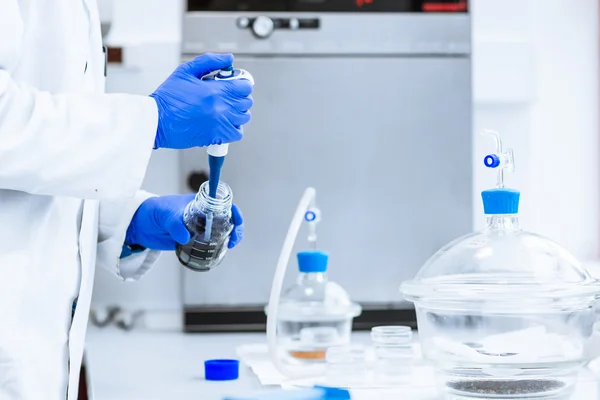 Hands of a researcher carrying out scientific research experimen — Stock Photo, Image