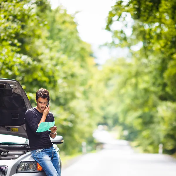 Knappe jongeman bellen voor hulp met zijn auto gebroken doen — Stockfoto