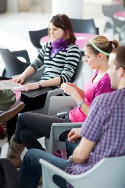 bir mola sırasında kolej veya üniversite öğrencileri