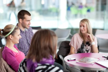 bir mola sırasında kolej veya üniversite öğrencileri