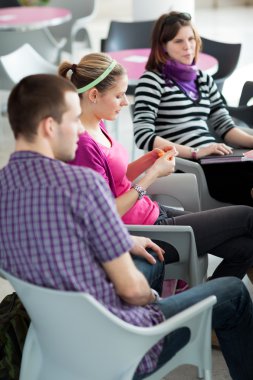 bir mola sırasında kolej veya üniversite öğrencileri