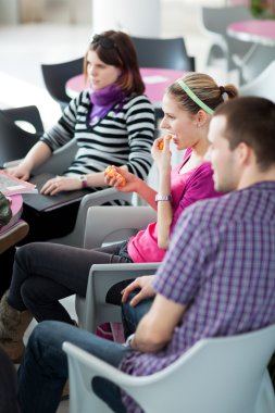 bir mola sırasında kolej veya üniversite öğrencileri