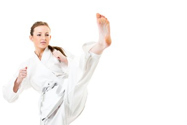 kadın bir tekme karate kimono içinde yapar.