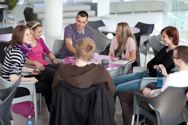 Högskolas studenter under en paus — Stockfoto