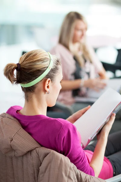 Étudiants collégiaux ou universitaires pendant une pause — Photo