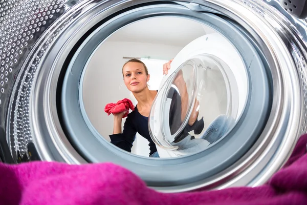 Frau beim Wäschewaschen — Stockfoto