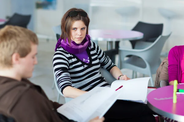 Hogeschool of Universiteit studenten tijdens een pauze — Stockfoto