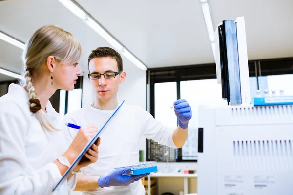 Investigadores que realizan experimentos en un laboratorio — Foto de Stock