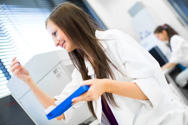 Vrouwelijke chemie student in een chemie lab — Stockfoto