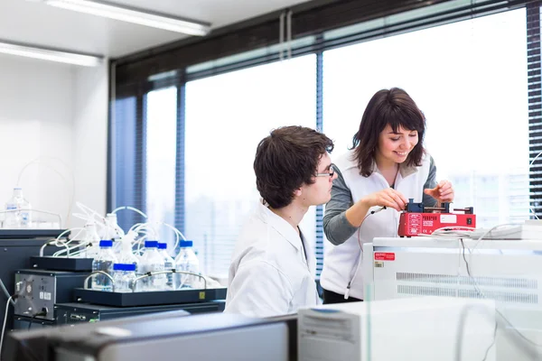 Dois jovens pesquisadores em um laboratório — Fotografia de Stock