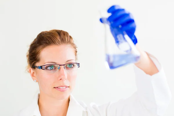 Investigadora femenina en un laboratorio de química —  Fotos de Stock