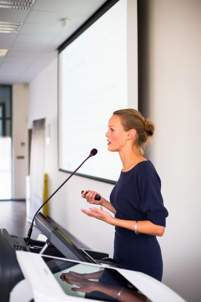 Femme d'affaires donnant une présentation — Photo