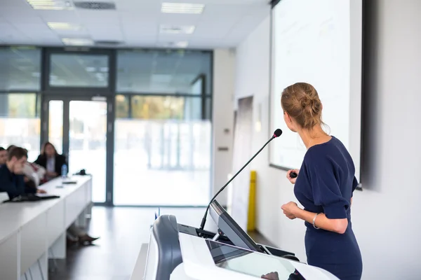 Zakelijke vrouw geeft een presentatie — Stockfoto