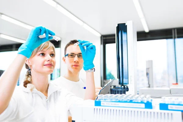 Investigadores que realizan experimentos en un laboratorio —  Fotos de Stock