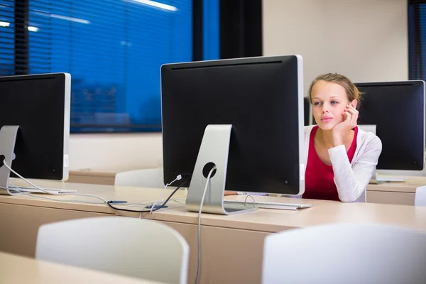 Estudante universitária usando um computador desktop — Fotografia de Stock