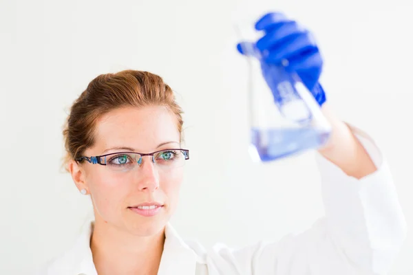 Investigadora femenina en un laboratorio de química — Foto de Stock