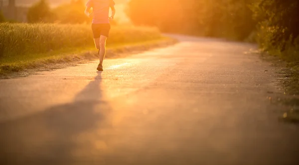 Atleta maschile, corridore che corre su strada — Foto Stock