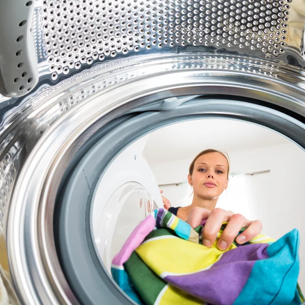 Mulher fazendo lavanderia — Fotografia de Stock