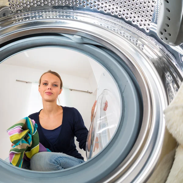 Mujer haciendo lavandería — Foto de Stock