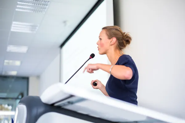 Mujer de negocios dando una presentación — Foto de Stock