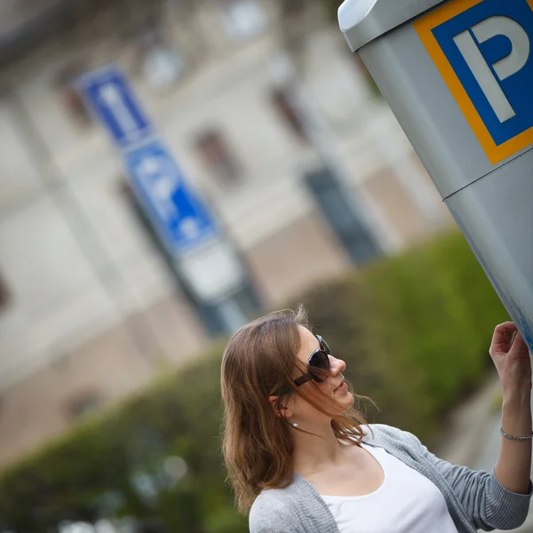 Mulher a pagar por estacionamento — Fotografia de Stock