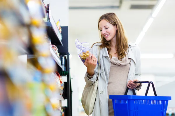 Женщина за покупками в продуктовом магазине — стоковое фото