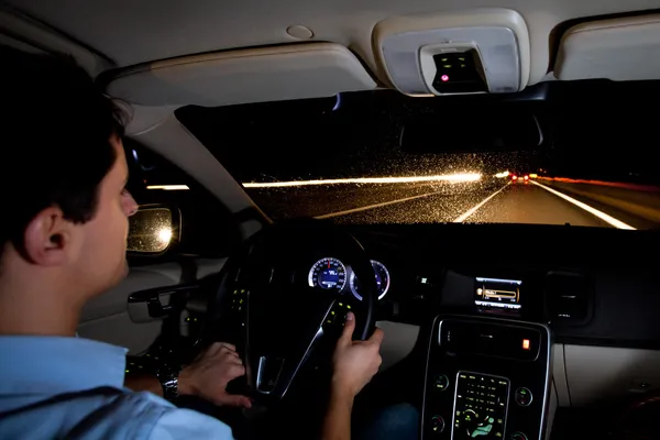 Conduire une voiture la nuit — Photo