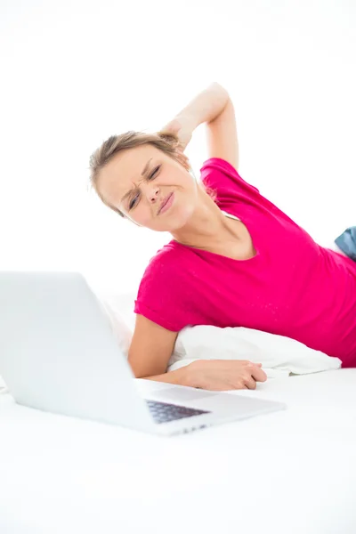 Vrouw die op haar laptopcomputer werkt — Stockfoto