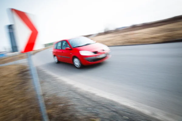 Carro dirigindo rápido — Fotografia de Stock